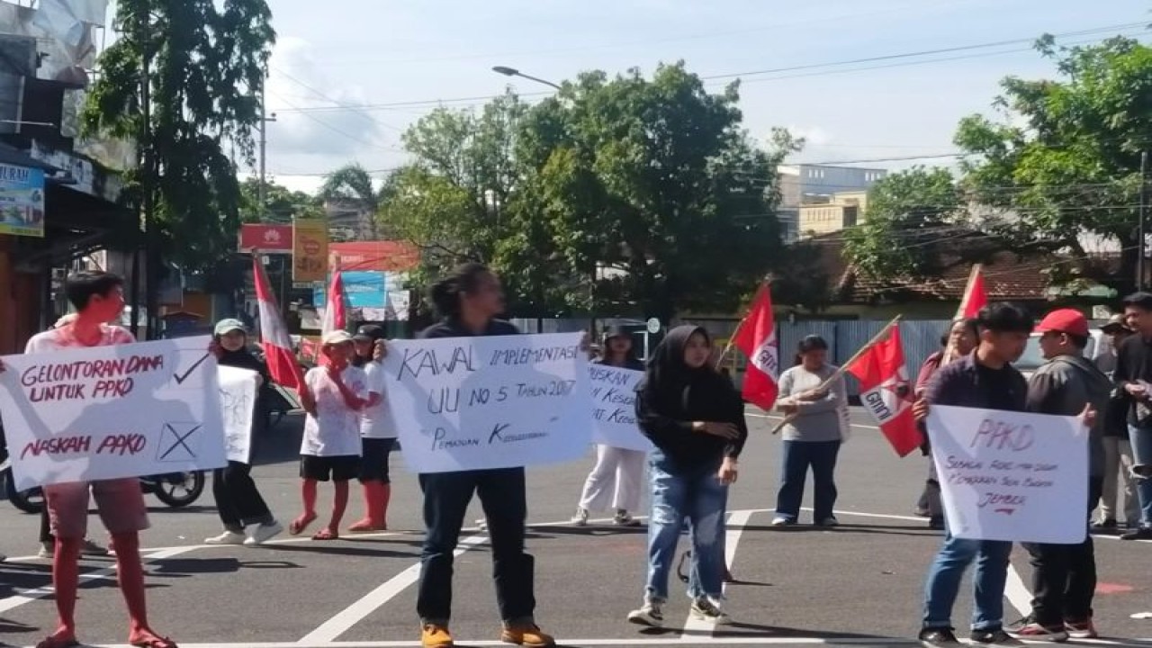 Belasan aktivis GMNI Jember berunjuk rasa di bundaran DPRD Jember, Rabu (29/3/2023). ANTARA/Zumrotun Solichah