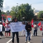 Belasan aktivis GMNI Jember berunjuk rasa di bundaran DPRD Jember, Rabu (29/3/2023). ANTARA/Zumrotun Solichah-1680073781