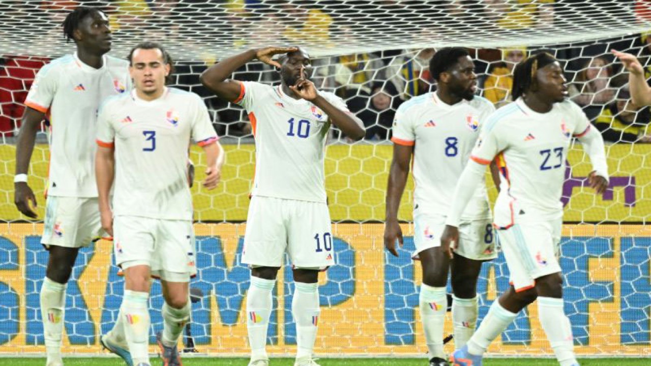 Romelu Lukaku (tengah) melakukan selebrasi setelah mencetak gol ketiga timnas Belgia dalam pertandingan Grup F Kualifikasi Piala Eropa 2024 di Friends Arena, Solna, Swedia pada 25 Maret 2023. ANTARA/AFP/JONATHAN NACKSTRAND