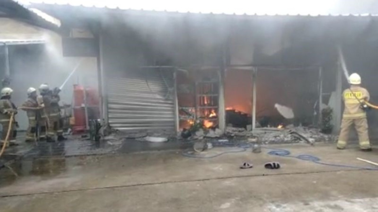 Petugas Suku Dinas Penanggulangan Kebakaran dan Penyelamatan (Gulkarmat) Jakarta Timur saat memadamkan api yang menghanguskan bengkel dan pencucian motor di Jalan H Naman, Pondok Kelapa, Kecamatan Duren Sawit, Jakarta Timur, Rabu (1/3/2023). ANTARA/HO-Sudin Gulkarmat Jakarta Timur