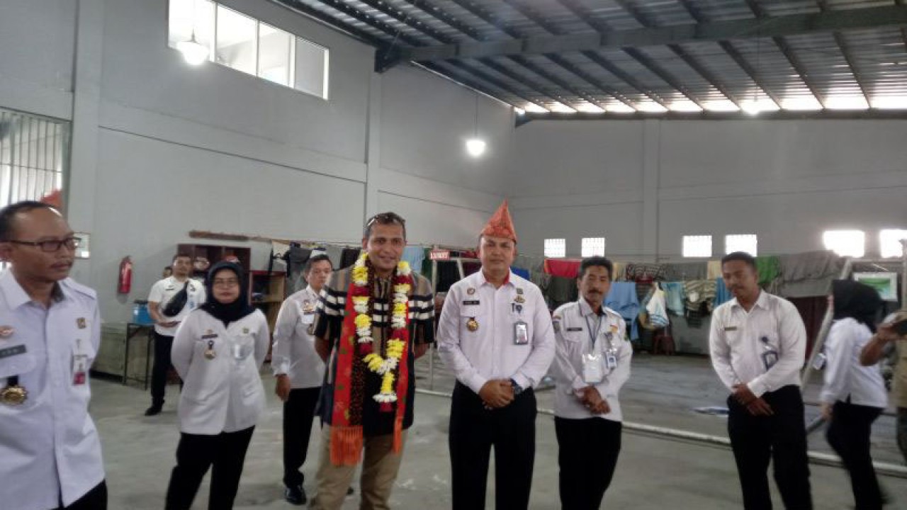 Wakil Menteri Kemenkumham RI Edward Omar Sharif Hiariej bersama Kepala Lapas Bentiring Kota Bengkulu saat memantau kondisi lapas. ANTARA/Anggi Mayasari