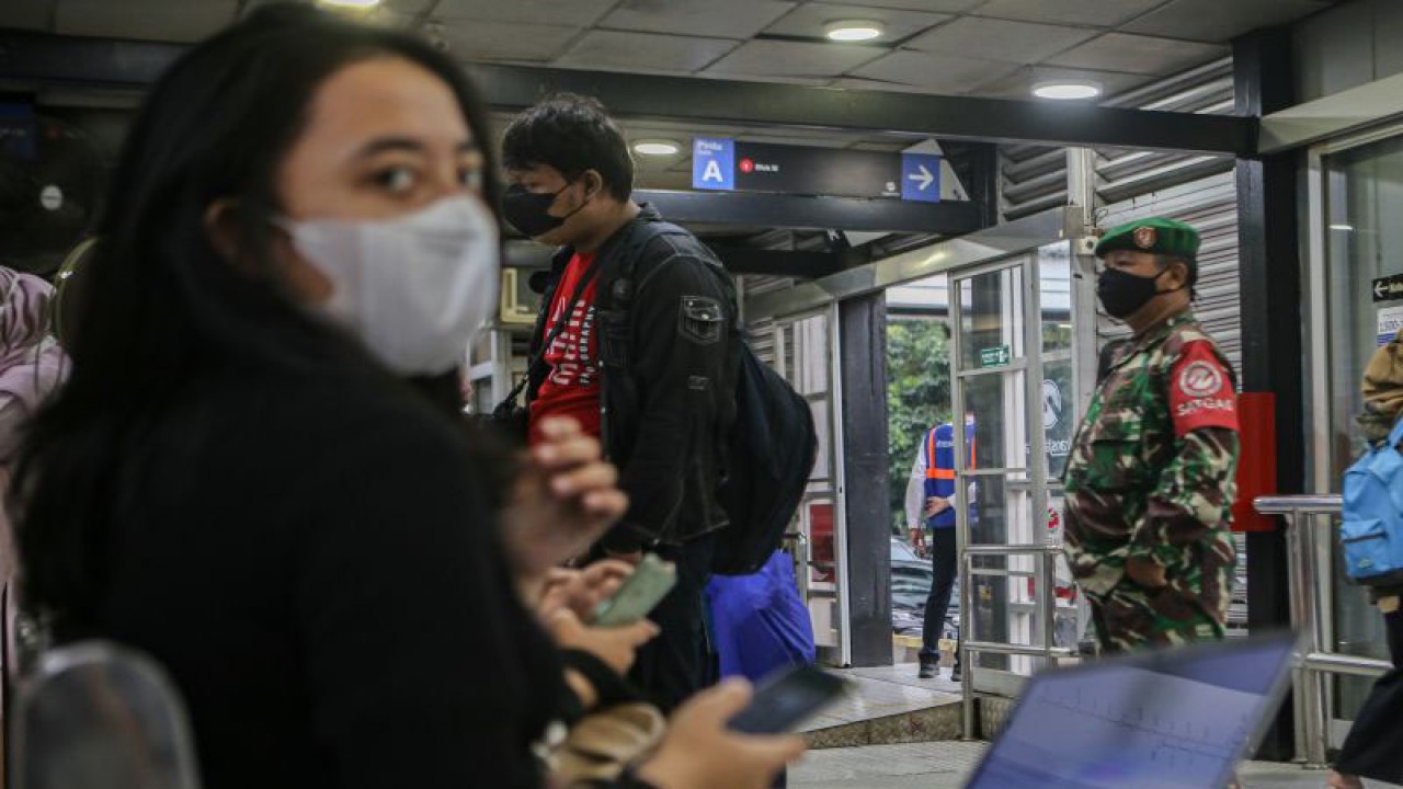 Personil TNI berjaga di Halte TransJakarta Bendungan Hilir, Jakarta, Rabu (1/3/2023). . ANTARA FOTO/Fauzan/foc. ANTARA FOTO/FAUZAN