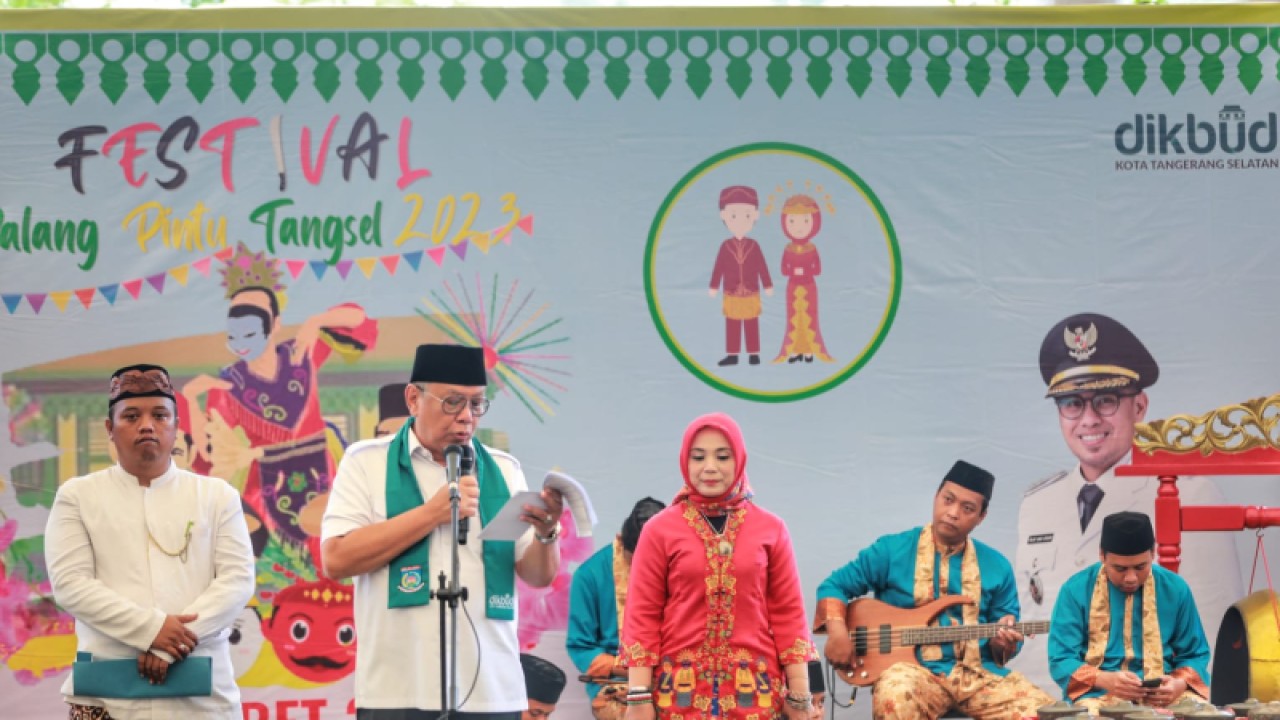 Wali Kota Tangerang Selatan Benyamin Davnie (kiri) sat hadir dalam kegiatan Festival Palang Pintu pada akhir pekan lalu.
