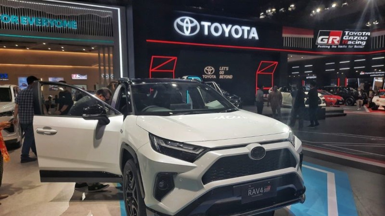 Menteri Koordinator Bidang Perekonomian Indonesia, Airlangga Hartarto sambangi booth Toyota pada ajang Gaikindo Jakarta Auto Week (GJAW) 2023, Jakarta, Jumat (3/10/2023). (ANTARA/Ho)