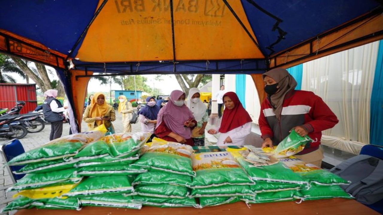 Sejumlah warga sedang antre membeli beras murah program SPHP kemasan 5 kilogram dengan harga Rp42.500 dalam kegiatan bazar pangan murah yang digelar Dinas Perdagangan Kota Madiun bersama TP PKK setempat di L apak UMKM Kampir Kanigoro, Kecamatan Kartoharjo. ANTARA/HO-Diskominfo Kota Madiun