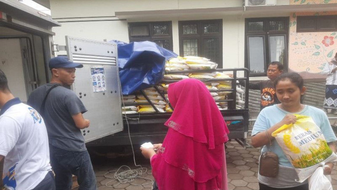 Pemkot Pekalongan menggelar operasi pasar murah secara bertahap yang digelar mulai 31 Maret 2023 hingga 13 April 2023 di halaman Kantor Dinas Perdagangan Koperasi dan UKM Kota Pekalongan, Jumat (31/3/2023). (ANTARA/Kutnadi)
