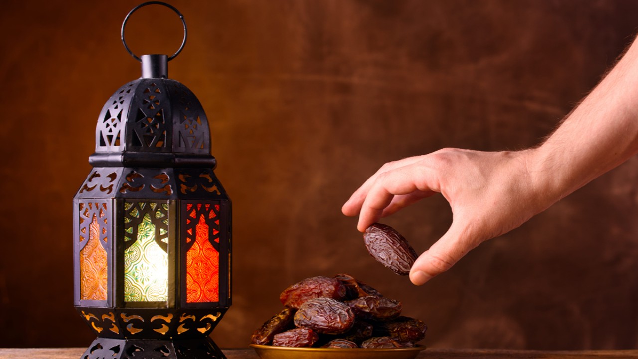 Ilustrasi berbuka dengan kurma (umroh.com)