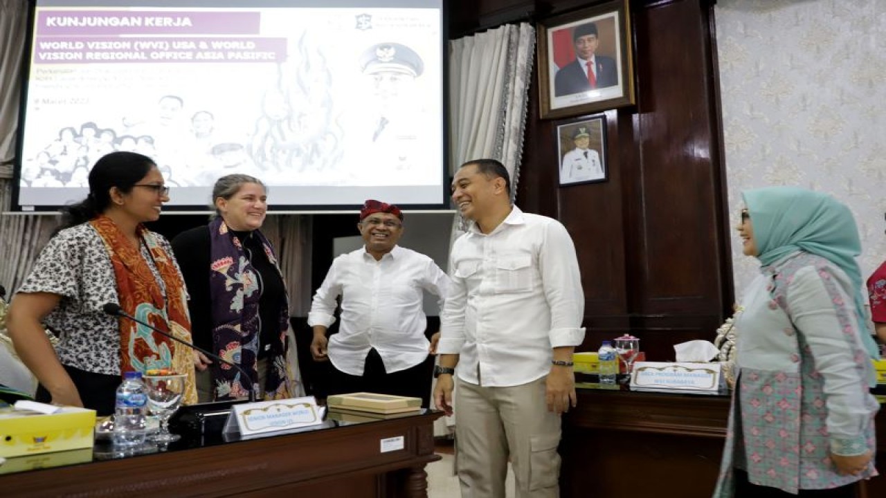 Wali Kota Surabaya Eri Cahyadi menerima kunjungan dari perwakilan World Vision International (WVI) US dan World Vision International Regional Office Asia Pasifik serta Wahana Visi Indonesia (WVI) di Balai Kota Surabaya, Kamis (9/3/2023). (ANTARA/HO-Diskominfo Surabaya)