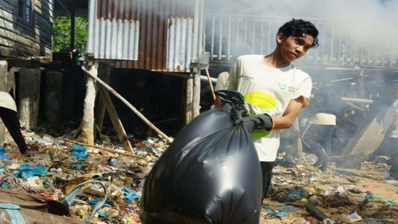 Aksi bersih-bersih sampah di pulau penyangga (ANTARA/HO-Humas BP Batam)