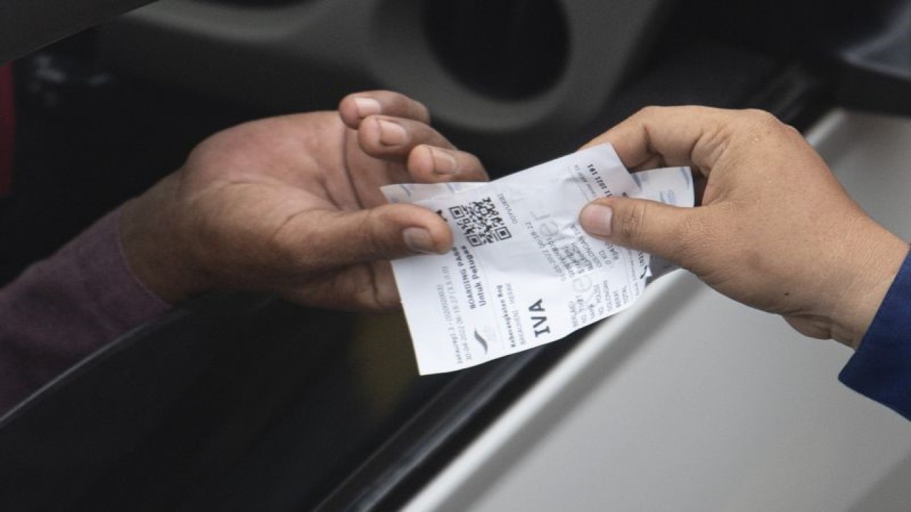 Petugas memberikan tiket kapal kepada pemudik saat hendak memasuki KMP Kumala di dermaga satu Pelabuhan Bakauheni, Lampung Selatan, Lampung, Sabtu (30/4/2022). . ANTARA FOTO/Nova Wahyudi/tom. (ANTARA FOTO/NOVA WAHYUDI)