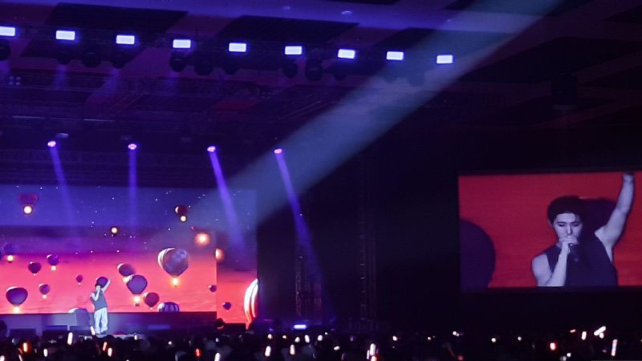 Penyanyi asal Korea Selatan Kim Hanbin atau dikenal sebagai B.I saat tampil dalam gelaran konser solonya bertajuk "B.I 2023 ASIA TOUR [L.O.L THE HIDDEN STAGE]" di Jakarta pada Jumat (10/302023). (ANTARA/Lia Wanadriani Santosa)