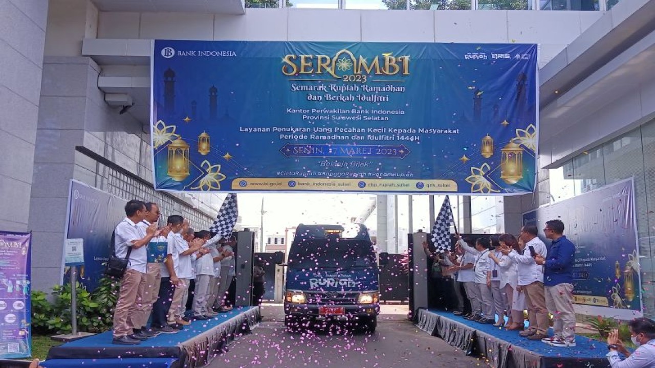Suasana pelepasan mobil kas keliling dari berbagai bank oleh Deputi Perwakilan Bank Indonesia Provinsi Sulawesi Selatan Rudy Bambang Wijanarko di Makassar, Senin (27/3/2023). Antara/ Suriani Mappong