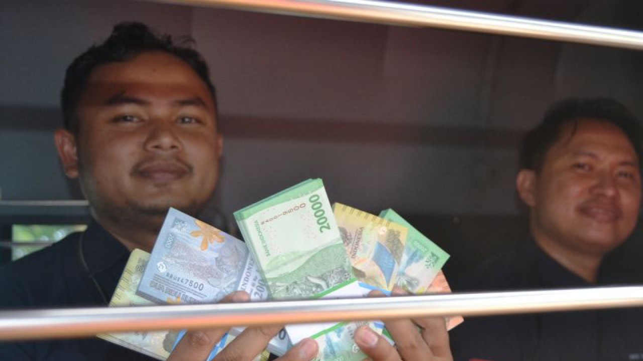 Pegawai BI Kaltim menunjukkan uang baru pecahan kecil di mobil kas keliling untuk penukaran di wilayah Samarinda, Selasa (28/3) (ANTARA/ M Ghofar)