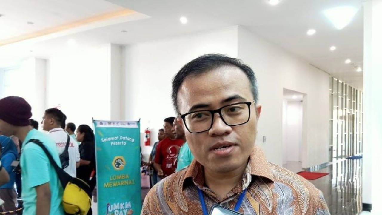 Deputi Kepala Perwakilan BI Papua Barat Roni Cahyadi saat diwawancara di Manokwari, Papua Barat, Senin (13/3/2023). ANTARA/Fransiskus Salu Weking