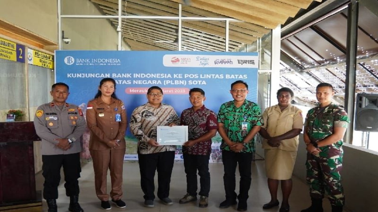 Foto bersama usai penyerahan sertifikat perizinan kepada BUMK Ni Kanjeraei di area PLBN Sota Merauke, Papua Selatan pada Senin (20/3). (ANTARA/HO-Humas BI Papua)