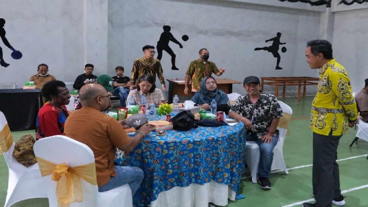 Kepala Perwakilan Bank Indonesia Provinsi Papua Juli Budi Winantya saat menyapa para pelaku usaha pada kegiatan Kurasi UMKM 2023 di Aula BI Papua, Selasa (14/3). (ANTARA/ HO - Humas Bank Indonesia Provinsi Papua)