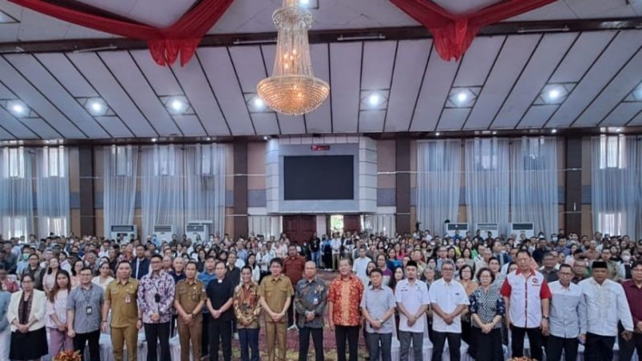 Deputi Kepala Perwakilan BI Provinsi Sulut Fernando R Butarbutar, dalam kegiatan Komunikasi Kebijakan kepada Pemuka Agama se-Kota Manado bersinergi Badan Kerja Sama Antar Umat Agama (BKSAUA) Manado, Rabu (22/3/2023). ANTARA/Nancy L Tigauw. (1)