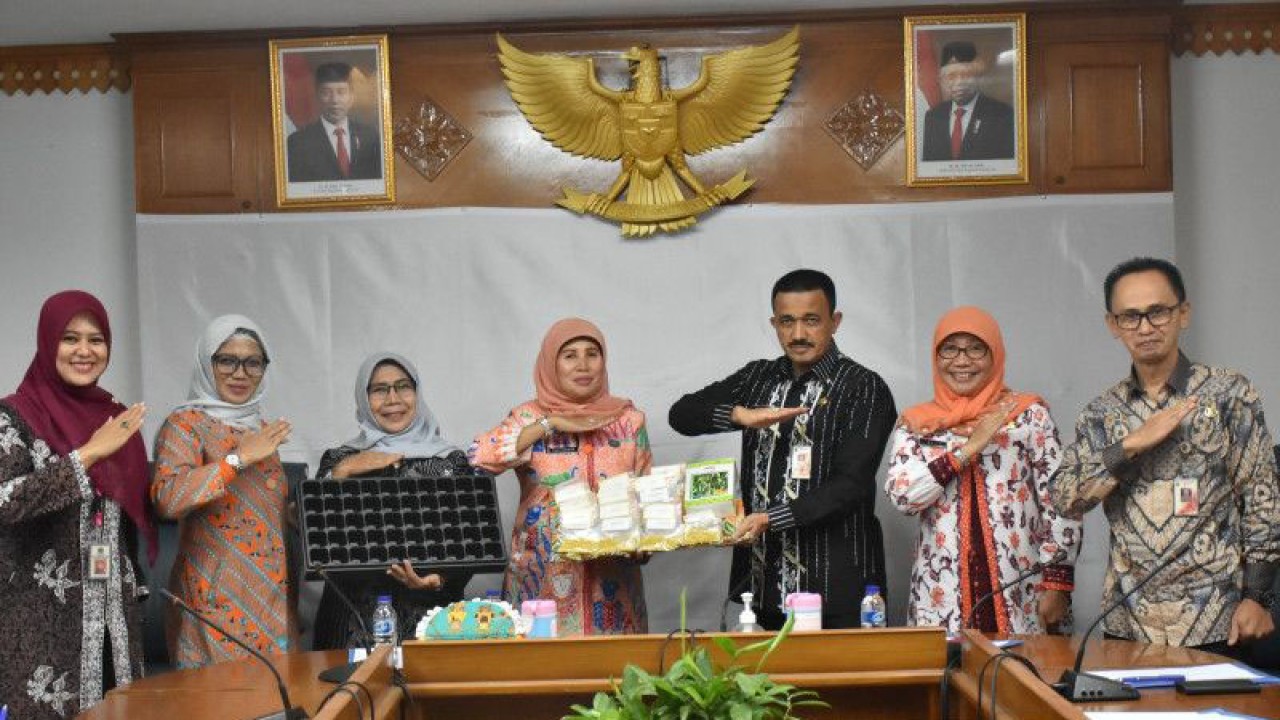 Kepala Dinas KPKP Provinsi DKI Jakarta Suharini Eliawati menyerahkan 100 ribu bibit cabai dari PT East Seed West Indonesia kepada Wali Kota Administrasi Jakarta Timur Muhammad Anwar di Kantor Walkot Jaktim, Cakung, Kamis (16/3/2023). (ANTARA/HO-Kominfotik Jakarta Timur)