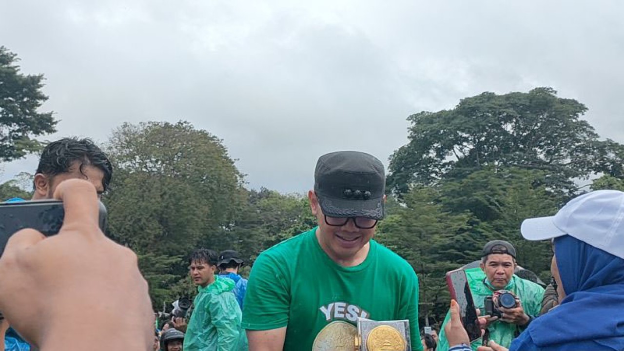 Wali Kota Bogor Bima Arya Sugiarto saat memegang Piala Adipura bersama warga di Lapangan Sempur, Selasa (28/2/2023). (ANTARA/Linna Susanti)