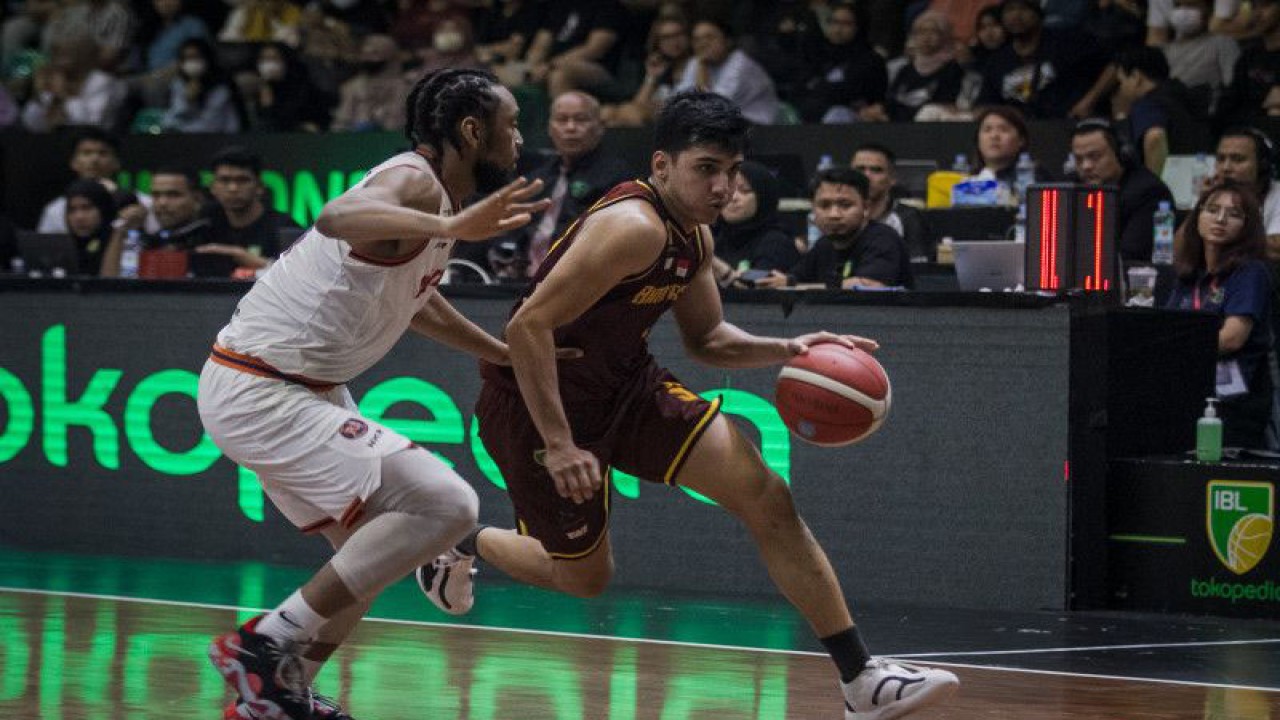 Foto arsip - Pebasket Bima Perkasa Yogya Ikram Fadhil (kanan) berusaha melewati hadangan pebasket Pelita Jaya Bakrie Jakarta Michael Dennis Laster (kiri) pada pertandingan Indonesian Basketball League (IBL) 2023 Seri IV di Gor Sritex Arena, Solo, Jawa Tengah, Minggu (26/2/2023). Pelita Jaya Bakrie Jakarta menang atas Bima Perkasa Yogya dengan skor 75-71. ANTARA FOTO/Mohammad Ayudha/nz. (ANTARA FOTO/MOHAMMAD AYUDHA)