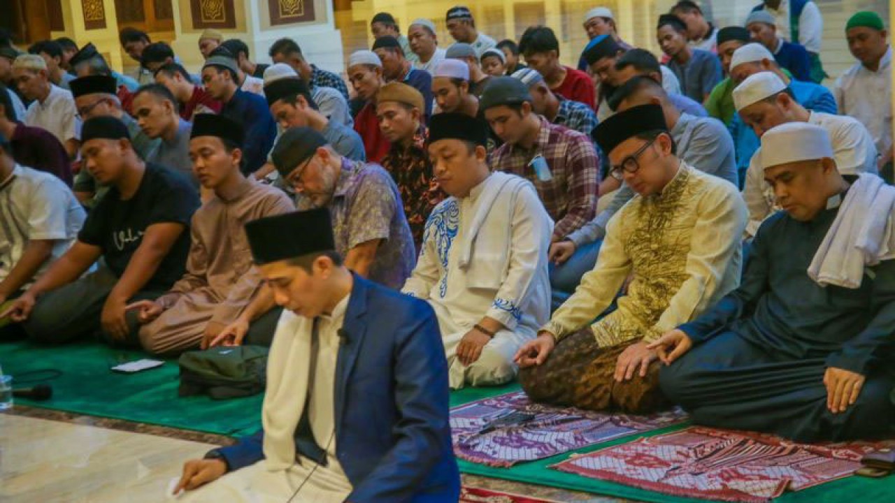 Wali Kota Bogor Bima Arya Sugiarto (kedua dari kanan, belakang imam) saat melaksanakan tarawih pertama Ramadan 1444 Hijriyah/2023 Masehi di Masjid Agung Kota Bogor, Rabu (22/3/2023) malam. (ANTARA/HO/Pemkot Bogor)