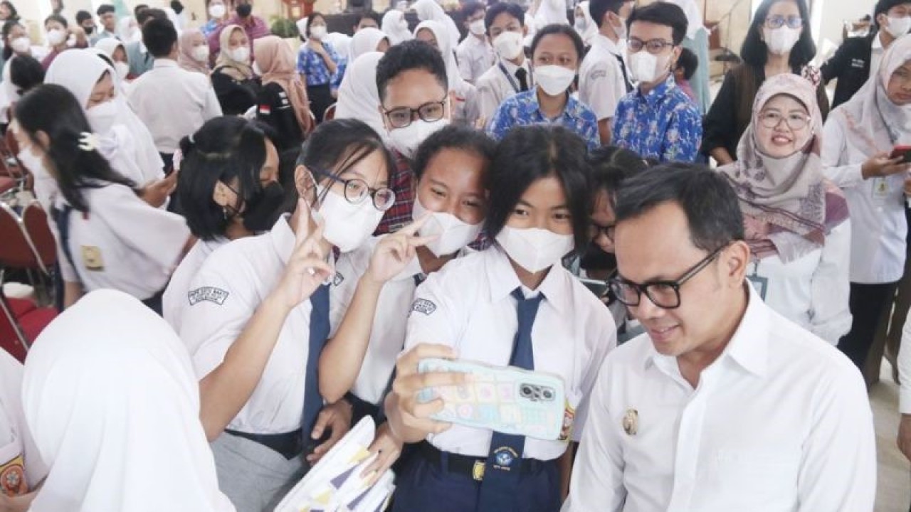 Wali Kota Bogor Bima Arya Sugiarto saat swafoto bersama siswi-siswi peserta talkshow Aman dan Bijak Menggunakan Media Online yang diselenggarakan Dinas Pemberdayaan Perempuan dan Perlindungan Anak (DP3A) Kota Bogor di Paseban Sri Baduga, Balai Kota Bogor, Rabu (8/3/2023). (ANTARA/HO/Pemkot Bogor)
