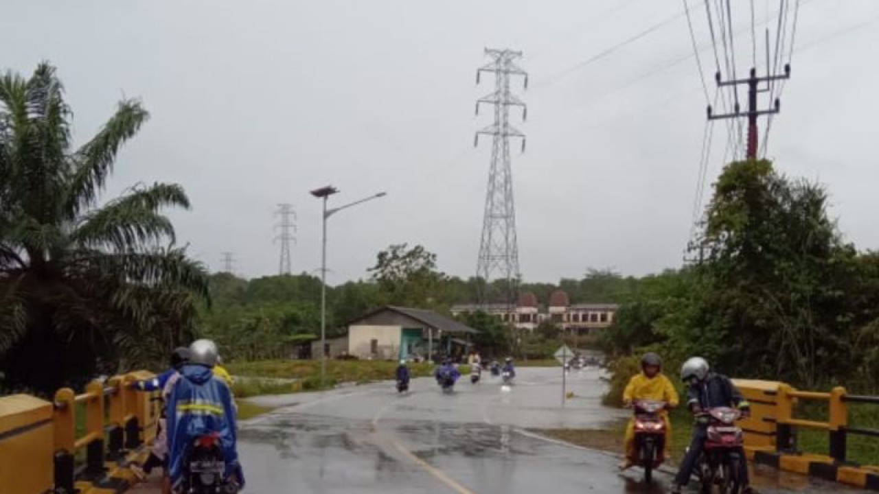 Banjir merendam jalan di sekitar Hotel Lohas, Kabupaten Bintan, Kepulauan Riau. ANTARA/Nikolas Panama
