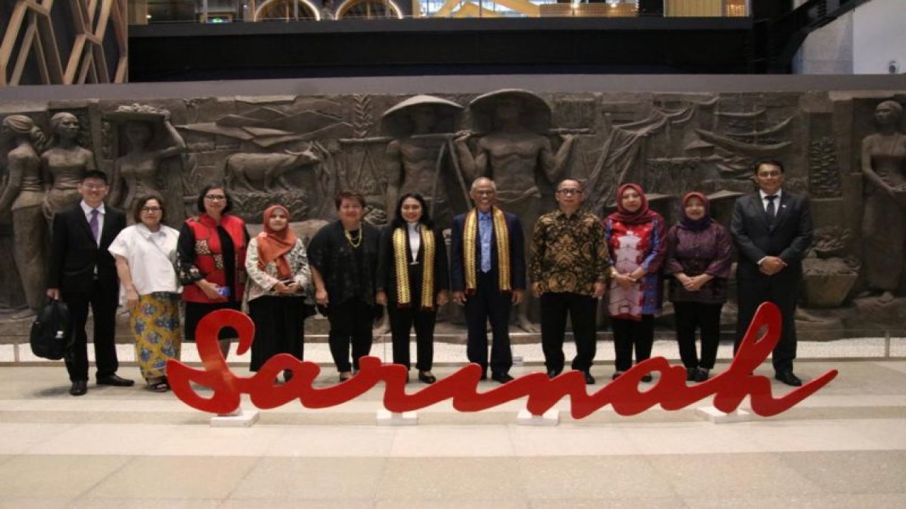 Menteri Pemberdayaan Perempuan dan Perlindungan Anak Bintang Puspayoga (tengah) bersama Menteri Pembangunan Sosial dan Keluarga Singapura Masagos Zulkifli (lima kanan) saat melakukan kunjungan ke Gedung Sarinah, Jakarta Pusat. (ANTARA/ HO-Kemen PPPA)
