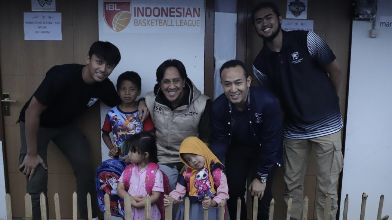 Bintang IBL Kunjung Pengungsian Cianjur