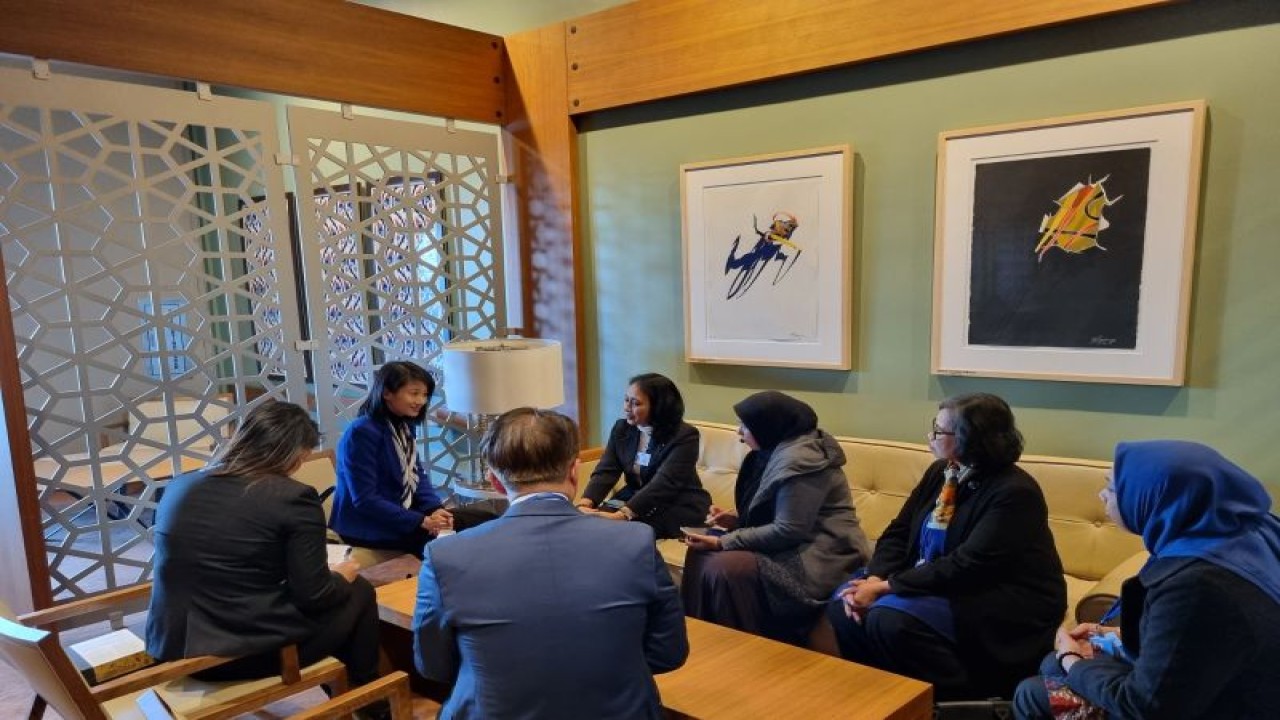 Menteri Pemberdayaan Perempuan dan Perlindungan Anak RI Bintang Puspayoga (tengah) dalam pertemuan bilateral dengan Menteri Pembangunan Sosial dan Keluarga Singapura, Sun Xueling (kedua kiri) di sela-sela Sidang Commission on the Status of Women (CSW) atau Komisi Status Perempuan ke-67, di New York, AS. (ANTARA/ HO-Kemen PPPA)