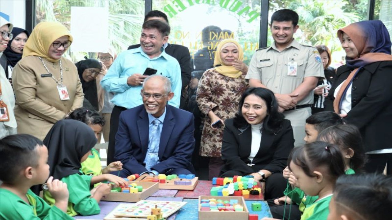 Menteri Pemberdayaan Perempuan dan Perlindungan Anak RI Bintang Puspayoga (kanan) bersama Menteri Pembangunan Sosial dan Keluarga Singapura Masagos Zulkifli (kiri) saat meninjau praktik baik penyelenggaraan Ruang Publik Terpadu Ramah Anak (RPTRA) Kenanga, Jakarta Pusat. (ANTARA/ HO-Kemen PPPA)
