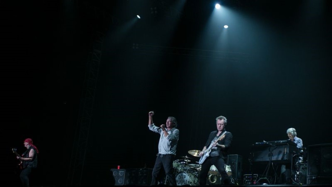 Penampilan Deep Purple dalam konser "Deep Purple World Tour 2023" di Edutorium UMS, Solo, Jawa Tengah, Jumat (10/3/2023). ANTARA FOTO/Mohammad Ayudha/tom