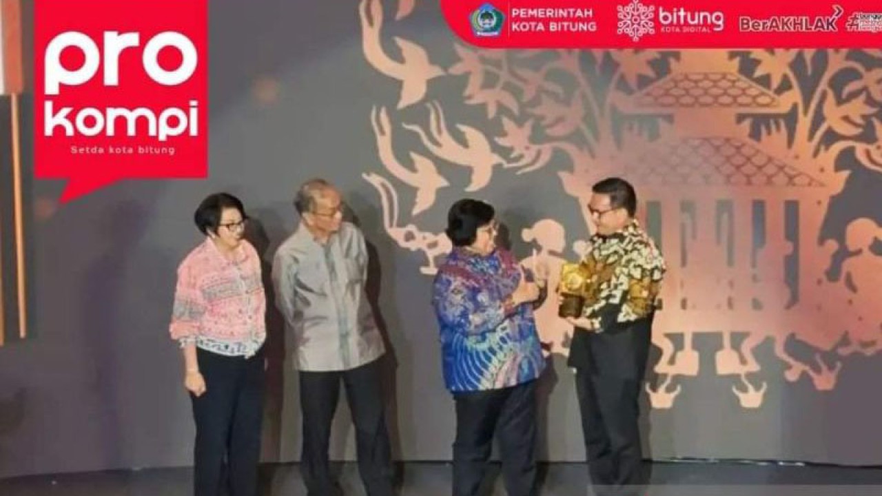 Walikota Bitung Maurits Mantiri, saat menerima penghargaan Adipura belum lama ini, di Jakarta. ANTARA/Nancy L Tigauw. (1)
