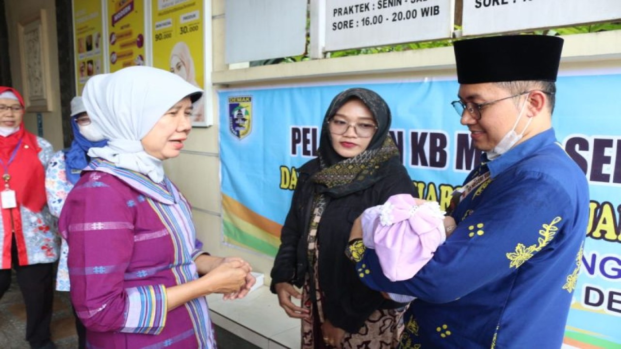 Deputi bidang Keluarga Berencana dan Kesehatan Reproduksi BKKBN Eni Gustina (kiri) ketika memantau langsung pelaksanaan program KB serentak di Jawa Tengah. (ANTARA/HO-BKKBN)
