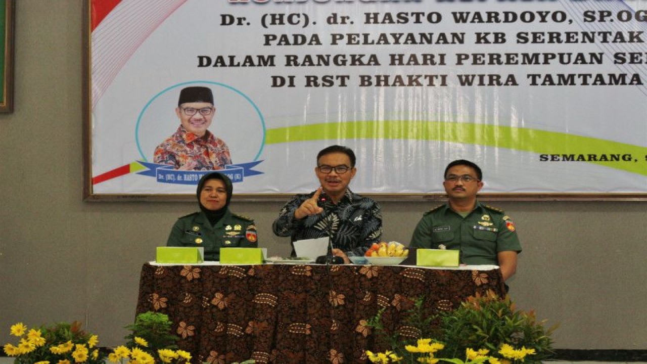 Kepala Badan Kependudukan dan Keluarga Berencana Nasional (BKKBN) Hasto Wardoyo (tengah) saat memberikan arahannya dalam kunjungan kerja di Kota Semarang, Jawa Tengah. (FOTO ANTARA/HO-BKKBN)