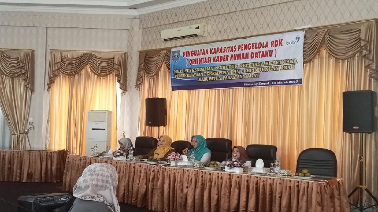 Kepala Perwakilan BKKBN Sumbar Fatmawati saat membuka penguatan kapasitas pengelola rumah data kependudukan dengan memberikan orientasi bagi kader rumah dataku di Pasaman Barat, Senin.