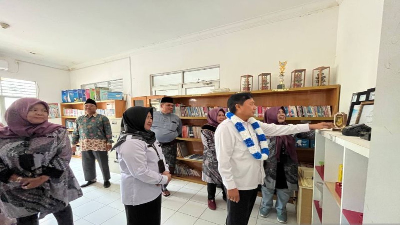 Deputi Bidang Pengendalian Penduduk BKKBN RI Bonivasius Prasetya Ichtiarto saat melakukan peninjauan di Sekolah Lansia di Kota Batam, Kepri (13/3/2023) (ANTARA/Jessica)