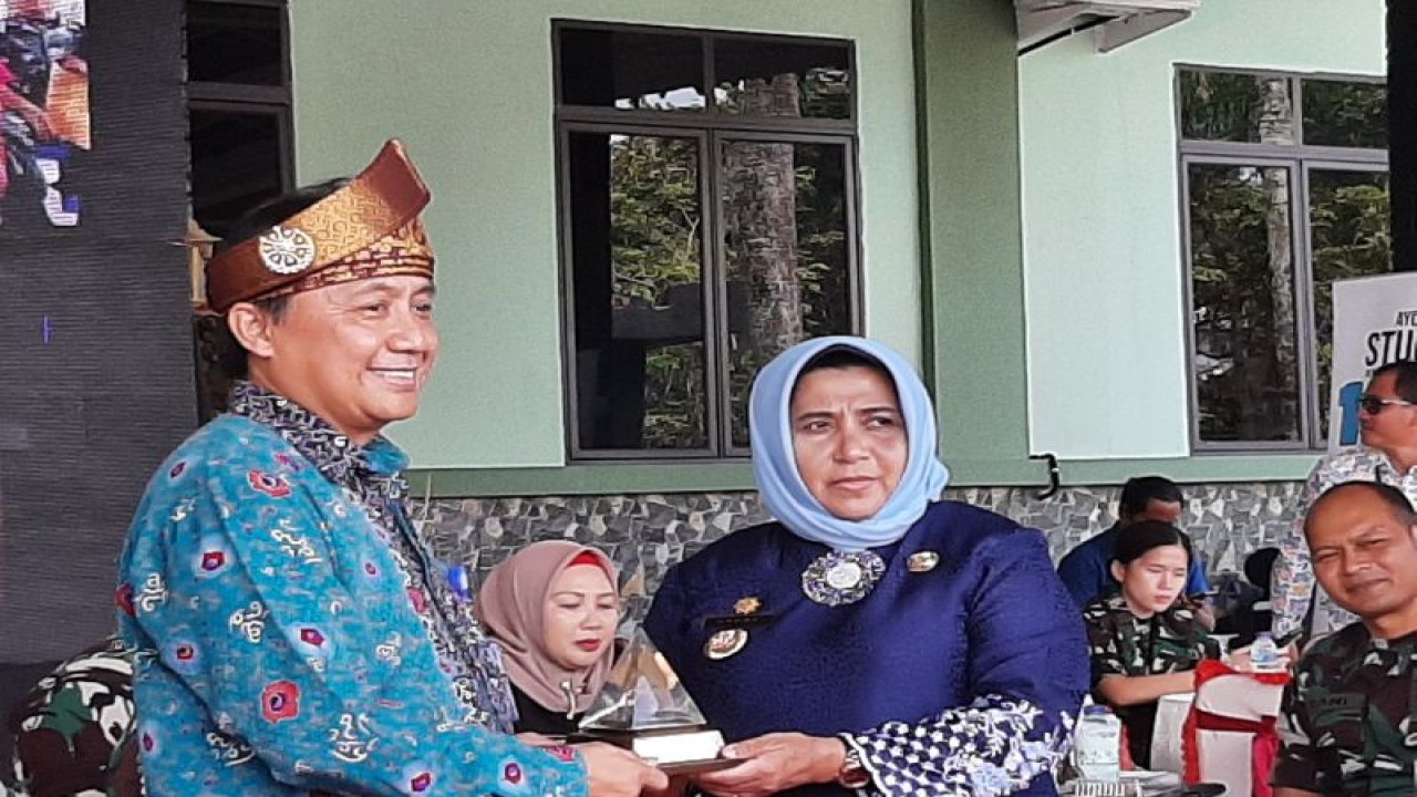 Deputi Bidang Pengendalian Penduduk BKKBN Bonivasius Prasetya Ichtiarto menerima cindermata tanjak (topi khas Melayu) dari Wali Kota Tanjungpinang Rahma di Markas Kodim 0315 Tanjungpinang, Kepri, Selasa (14/3/2023). (Ogen)