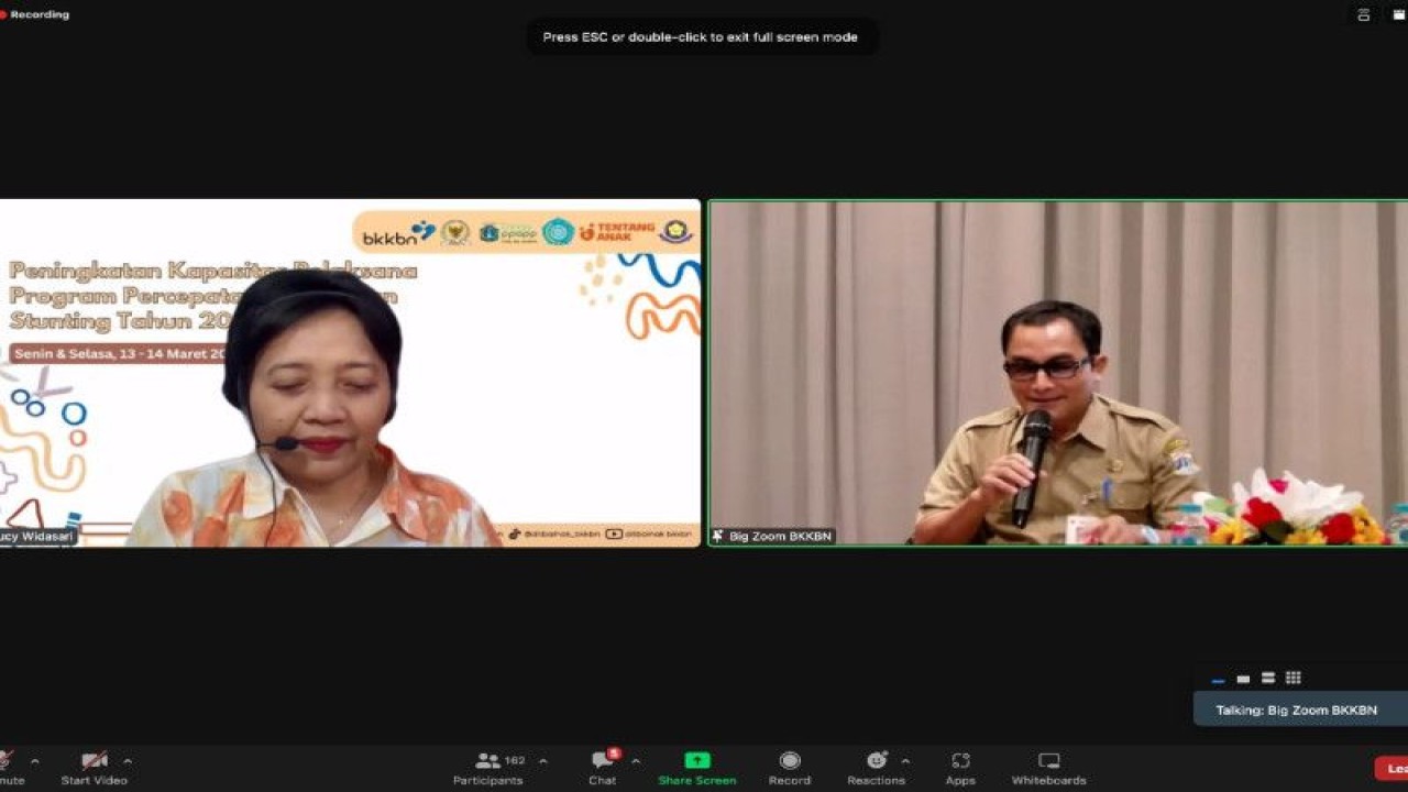 Dosen Fakultas Kesehatan Universitas Kristen Indonesia (UKI)​​​​​​​ ​​​​​​​Lucy Widasari (kiri) saat memberikan arahannya. (ANTARA/HO-BKKBN)