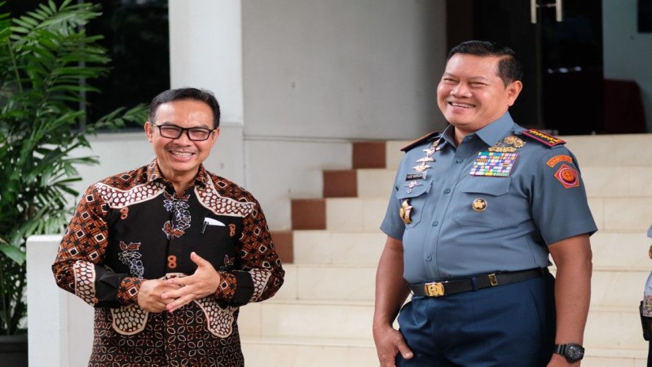 Kepala BKKBN Hasto Wardoyo bersama Panglima TNI Laksamana TNI Yudo Margono ketika bertemu di Rapat Koordinasi Teknis Kesehatan 2023 di Mabes TNI Cilangkap pada Rabu (29/3/2023). (ANTARA/HO-BKKBN)