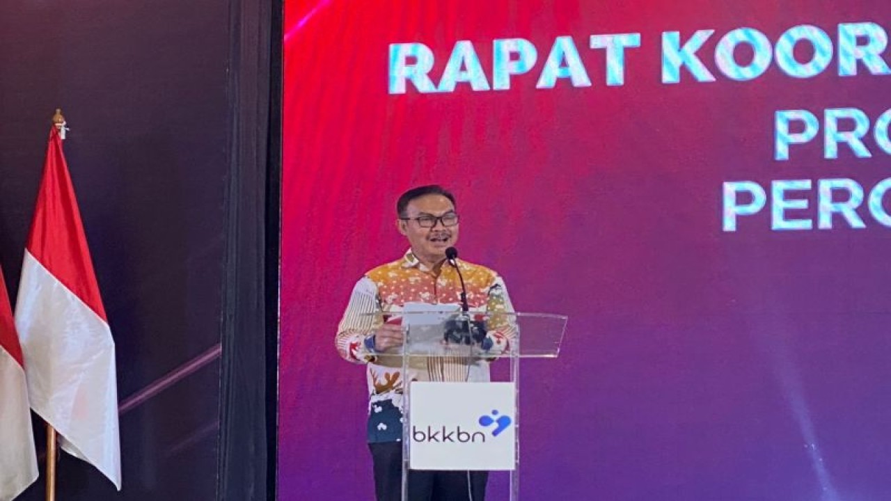 Kepala BKKBN Hasto Wardoyo saat memberikan kata sambutanya dalam Rakornis BKKBN di Jakarta pada Selasa (7/3/2023). (ANTARA/Hreeloita Dharma Shanti)