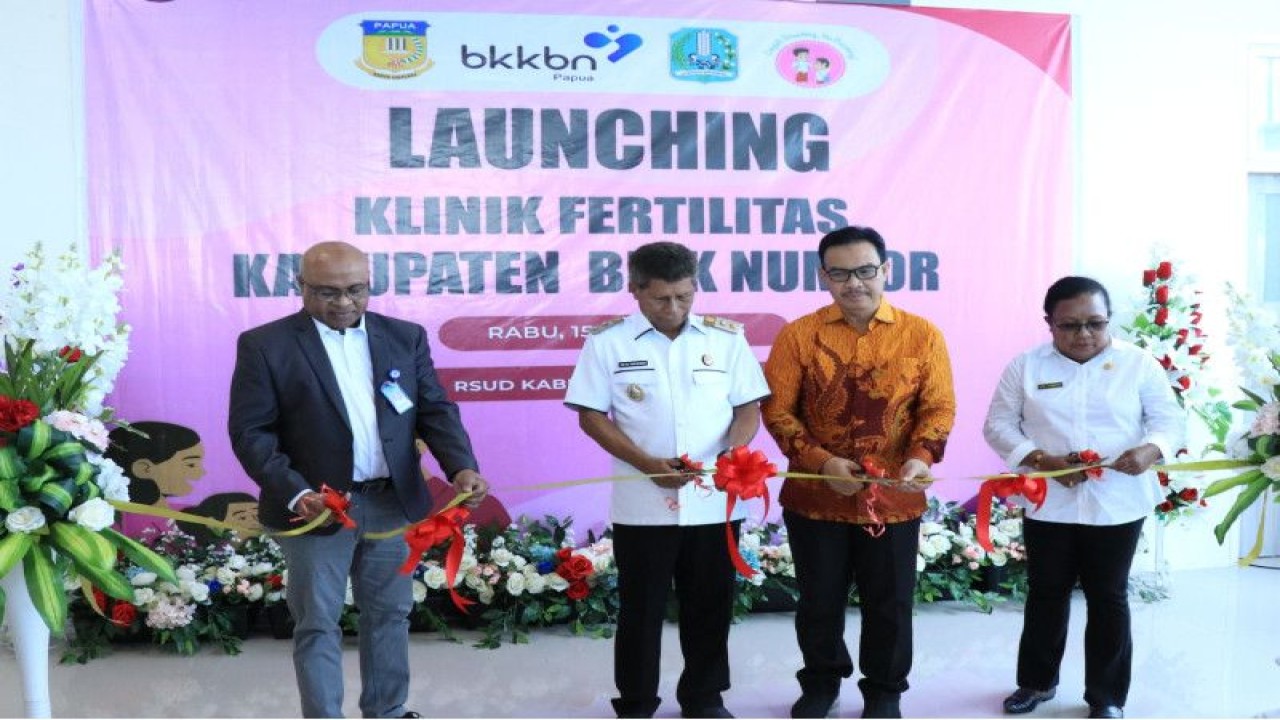 Kepala BKKBN Hasto Wardoyo (baju cokelat) ketika meresmikan Klinik Fertilitas RSUD Biak Numfor, Papua pada Rabu (15/3/2023) lalu. (ANTARA/HO-BKKBN)