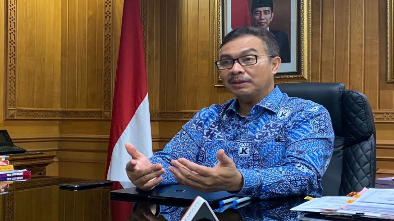 Kepala BKKBN Hasto Wardoyo ketika ditemui ANTARA di Kantor Pusat BKKBN Jakarta. (ANTARA/Hreeloita Dharma Shanti)