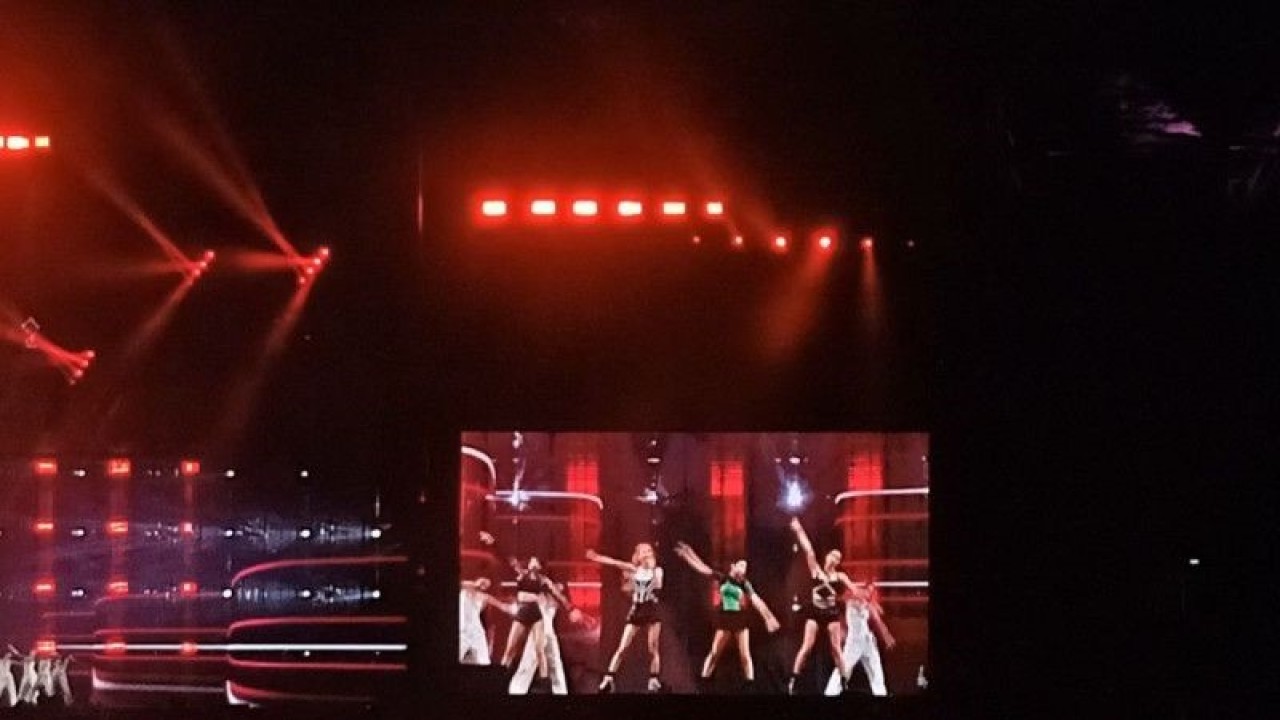 Grup K-Pop BLACKPINK saat konser BLACKPINK World Tour [BORN PINK] hari pertama di Stadion Utama Gelora Bung Karno, Jakarta, Sabtu (11/3) malam. (ANTARA/Suci Nurhaliza)