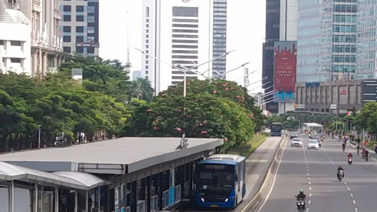 Salah satu armada TransJakarta melintasi koridor 1 Blok M-Kota di Jalan Sudirman, Jakarta, Minggu (22/1/2023). ANTARA/Dewa Ketut Sudiarta Wiguna