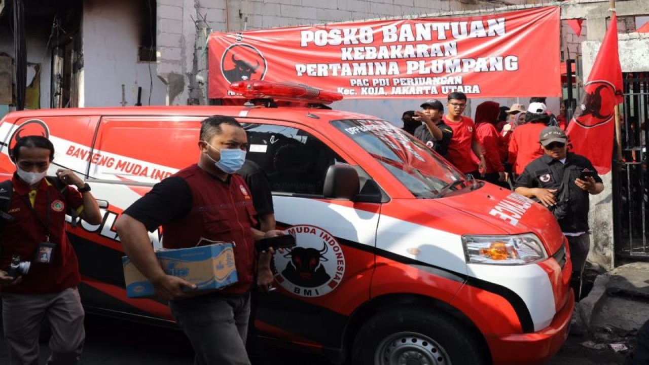 Banteng Muda Indonesia (BMI) menyalurkan bantuan kemanusiaan untuk korban kebakaran Depo Pertamina Plumpang di Jakarta Utara, Minggu Minggu (5/3/2023).  (FOTO ANTARA/HO-BMI)