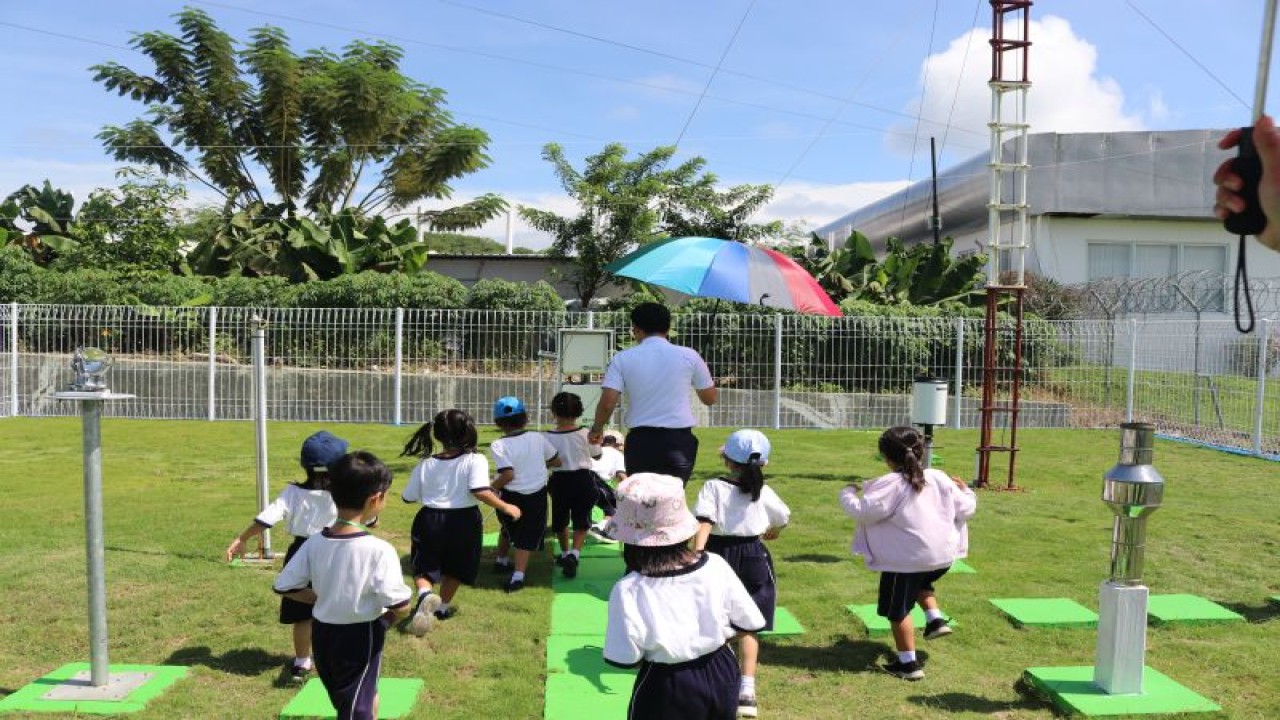 BMKG Stasiun Meteorologi Komodo memberikan edukasi tentang cuaca kepada anak-anak TK Lentera Harapan Labuan Bajo, Manggarai Barat, NTT, Senin (27/2/2023). (ANTARA/HO-Stasiun Meteorologi Komodo Labuan Bajo)