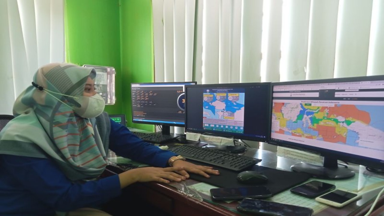 Forecaster BMKG Stasiun Klimatologi Rendani Manokwari Nadya saat diwawancara di Manokwari, Rabu. (ANTARA/Fransiskus Salu Weking)