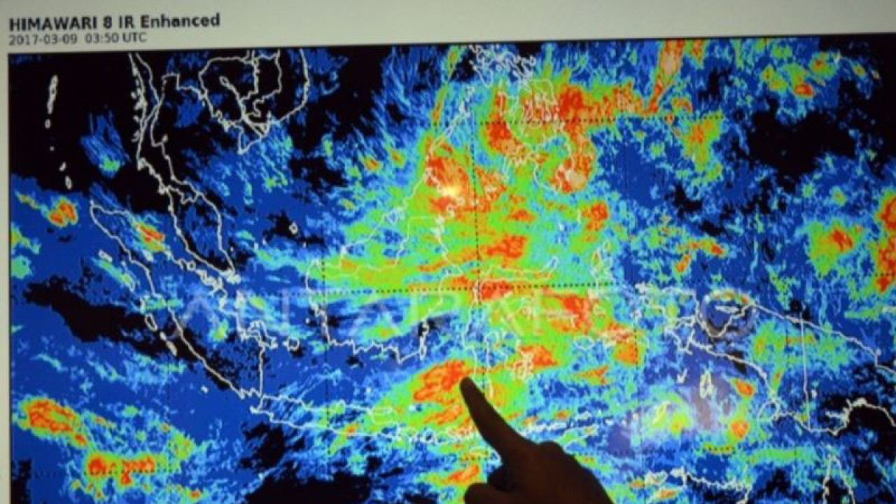 Pegawai Badan Meteorologi, Klimatologi, dan Geofisika (BMKG) Makassar menunjukkan sirkulasi cuaca di ruang Publik Center kantor setempat, Makassar, Sulawesi Selatan, ANTARA/Darwin Fatir.