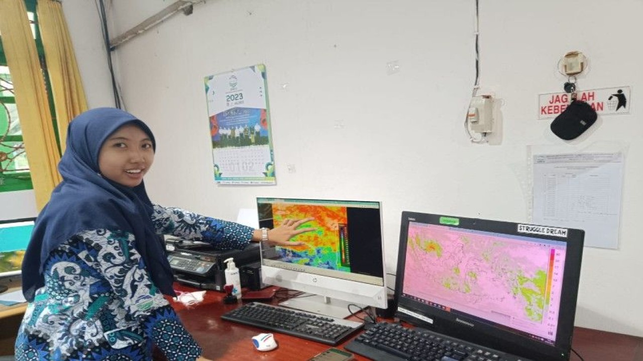 Petugas BMKG Wilayah V Jayapura sedang melakukan pemantauan cuaca (HO-BMKG Wilayah V Jayapura)